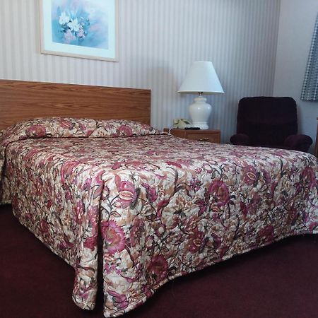 Budget Host Inn - Манистик Экстерьер фото