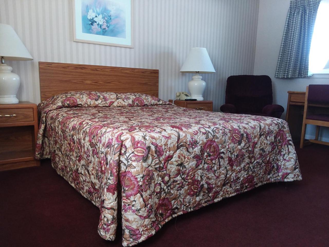 Budget Host Inn - Манистик Экстерьер фото