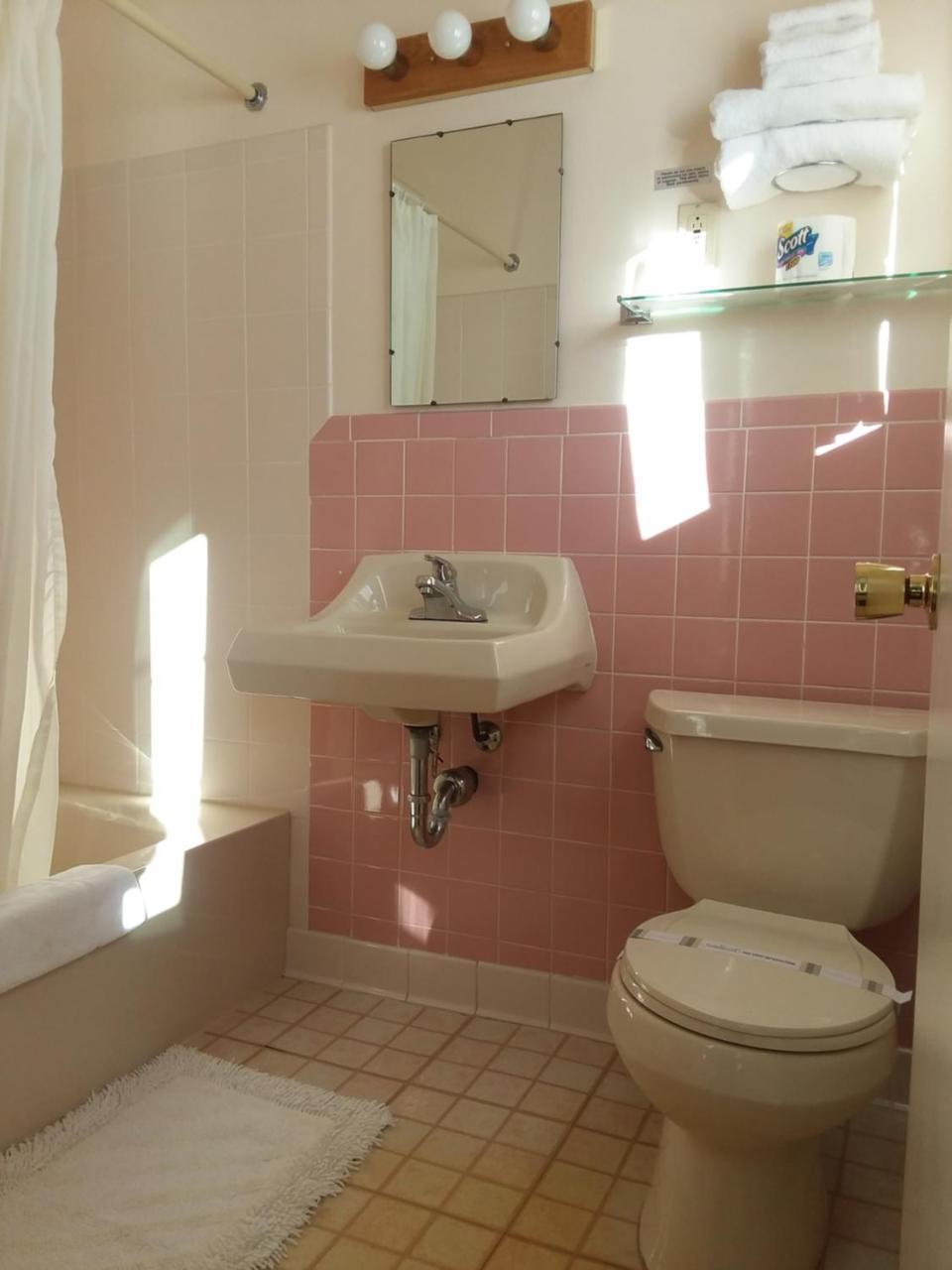 Budget Host Inn - Манистик Экстерьер фото