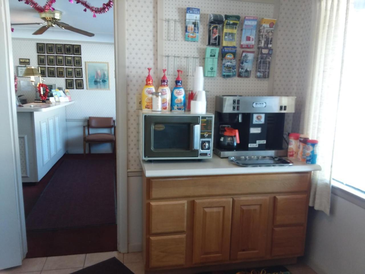 Budget Host Inn - Манистик Экстерьер фото